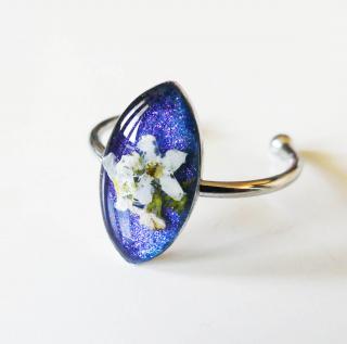 Živicový ručne robený prsteň s kvetom na modrom podklade - chirurgická oceľ (Handmade živicový prsteň v z chirurgickej ocele )