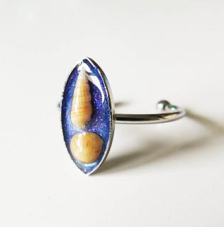 Živicový ručne robený prsteň s morskou mušľou - chirurgická oceľ (Handmade živicový prsteň v z chirurgickej ocele)