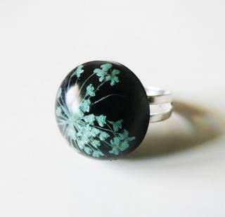Živicový ručne robený prsteň - tyrkysový kvet na čiernom podklade (Handmade živicový prsteň s motívom tyrkysového kvetu )