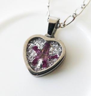 Živicový strieborný kvetinový prívesok srdce z chirurgickej ocele  (Handmade strieborný živicový prívesok v srdcovom lôžku z chirurgickej ocele s kvetom )