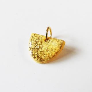 Zlatý mini prívesok polkruh z polymérovej hmoty a živice (Handmade zlatý holografický prívesok v tvare polkruhu )