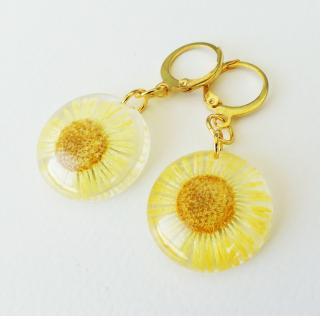 Žlté kruhové náušnice zo živice s kvetom - chirurgická oceľ  (Handmade žlté živicové náušnice s kvetmi doplnené chirurgickou oceľou)
