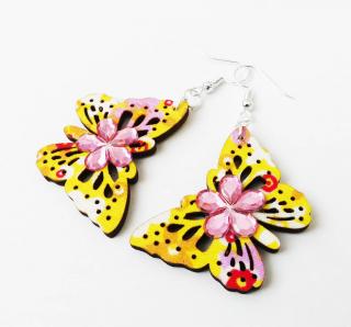 Žlté visiace náušnice - stredne veľké motýle (Handmade stredne veľké žlté motýľové náušnice z drevených základov s kvetinovým kabošonom )