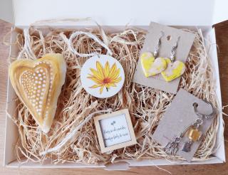 Žltý darčekový box pre ženy s náušnicami, kľúčenkou a dekoráciami (Žltá darčeková krabička pre ženy obsahujúca náušnice, kľúčenku a závesné dekorácie)