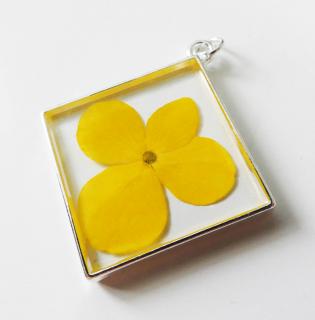 Žltý kvet v štvorci - živicový prívesok  (Handmade štvorcový živicový prívesok - žltý kvet)