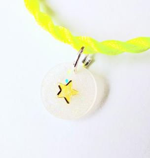 Žltý náramok s príveskom hviezdy zo živice (Žltý náramok  s komponentom živicovej hviezdy)