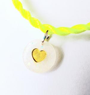 Žltý náramok s príveskom srdca zo živice (Žltý náramok  s komponentom živicového srdiečka)
