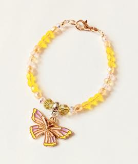 Žltý zapínací náramok zo sklenených korálok s motýľom (Handmade elegantný žltý náramok zo sklenených korálok s príveskom motýľa)
