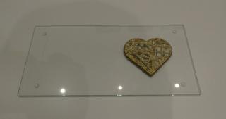 Náhrobná sklenená podložka pod kahance s aplikáciou srdce, zlaté - 30x15cm