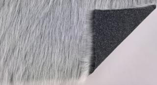 Umelá kožušina, čierny základ s bielou (sivá), vlas 60 mm, šírka 150, metráž