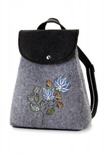 Filcový batôžtek sivý, motív modrý kvet