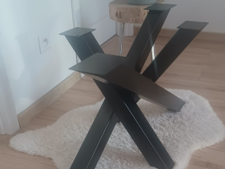 Mikado 120 – Kovová podnož pre veľké konferenčné stoly  robustná podnož z jakla 60x60 mm Farba: Čierna