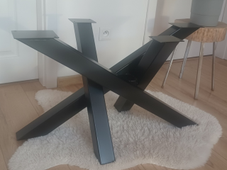 Mikado 80 – Kovová podnož pre univerzálne konferenčné stoly  univerzálna podnož z jakla 60x60 cm Farba: Bez povrchovej úpravy