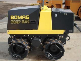 BOMAG - BMP 851 - viacúčelový vibračný valec ježkový - Valec vibračný