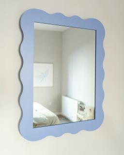 Art deco moderné zrkadlo - s vlnitým rámom v pastelovej modrej farbe - 65x50 cm