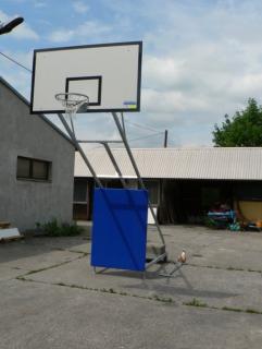 Basketbalová konštrukcia DOR-SPORT, mobilná, pevná, doska 1800x1050 mm (Vonkajšia mobilná basketbalová konštrukcia s pevným rámom. Vrátane dosky 1800x1050 mm, závažia a čalúnenia.)