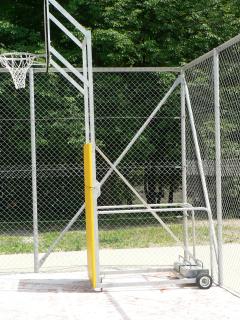 Basketbalová konštrukcia DOR-SPORT, mobilná, sklopná, doska 1200x900 (Vonkajšia mobilná sklopná basketbalová konštrukcia vrátane závažia a dosky 1200x900 mm.)