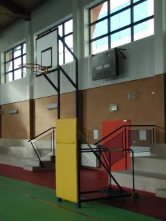 Basketbalová konštrukcia DOR-SPORT, mobilná, sklopná, doska 1200x900mm, vnút. (Mobilná sklopná basketbalová konštrukcia pre školy s doskou o rozmere 1200x900 mm. Pevné vysadenie 400 mm.)