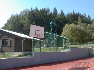 Basketbalová konštrukcia DOR-SPORT, priehradová, otočná, vys. 4500 mm (Vonkajšia otočná priehradová basketbalová konštrukcia s vysadením 4500 mm.)