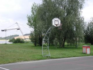 Streetball konštrukcia DOR-SPORT, oblúková, do bet. základu (Vonkajšia priehradová oblúková streeball konštrukcia so zabudovaním do betónového základu. Povrchová úprava žiarový zinok.)