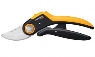 Dvojčepeľové záhradné nožnice FISKARS Plus P521