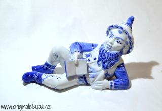 Cibulák Trpaslík ležící s knihou Ferdinand 26 cm originální cibulákový porcelán Dubí, cibulový vzor