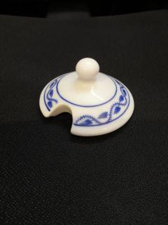 Víčko s výřezem k hrnku na med s nápisem Med cibulák 0,40 l originální cibulákový porcelán Dubí, cibulový vzor