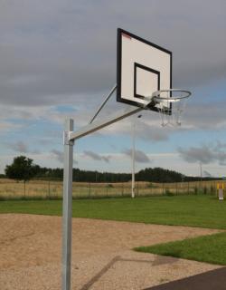 Basketbalová konštrukcia jednostĺpová s ramenom 1,2 m, pre veľkosť tabule 90x120cm, montovaná do montážnych puzdier