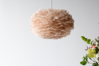 Závesná lampa VITA EOS BROWN 35 (Dizajnová závesná lampa z peria bledohnedá 35cm.)