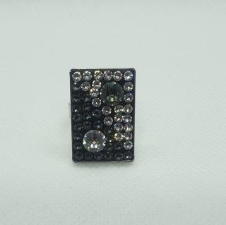 Rhódiovaný prsteň obdĺžnik s kryštáľmi Swarovski čiernočíry nastaviteľný