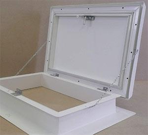 Strešný výlez - SKYLIGHT P15R( 60 x 90 x 15cm ) (SKYLIGHT K315R je sklolaminátový, zateplený strešný výlez s kolmou podstavou výšky 15cm a zatepleným laminátovým poklopom s istením na retiazky. Súčasťou je uzamykateľná kľučka. Hrúbka PUR izlácie základne 