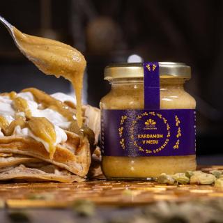 Včelařství Domovina Gourmed kardamóm v mede Hmotnost: 180 g