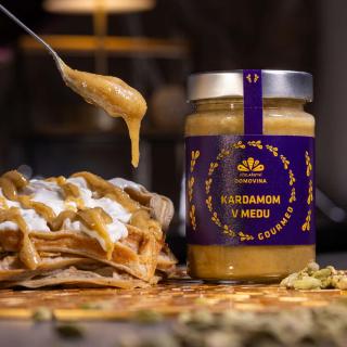 Včelařství Domovina Gourmed kardamóm v mede Hmotnost: 400 g