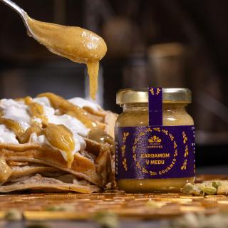 Včelařství Domovina Gourmed kardamóm v mede Hmotnost: 75 g