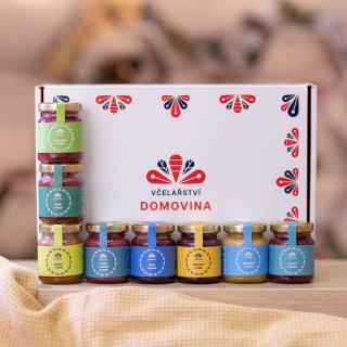 Včelařství Domovina Ovocné mámenie darčekové balenie 8x75 g ochutené medy Design: Domovina čučoriedka, brusnica, jahoda, malina, marhuľa, ríbezľa, višňa s aróniou, višňa