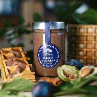 Včelařství Domovina Slivky so škoricou v mede Hmotnost: 380 g
