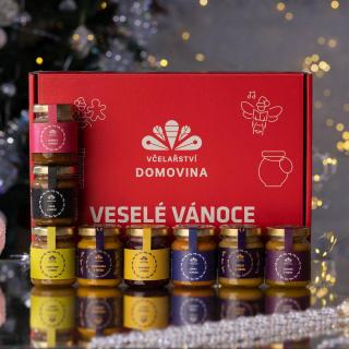 Včelařství Domovina Späť do formy darčekové balenie 8x75 g ochutené medy Design: Vánoce čučoriedka, káva, kurkuma, maca, rakytník, škorica, šípka, zázvor