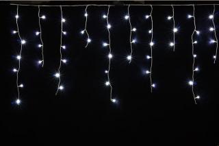 Vnútorný LED vianočný záves - studená biela, stále svietiaca, 2,5m, 105 LED, prepojovateľný